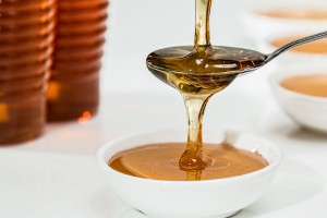 Sfeerfoto honing in bakje
